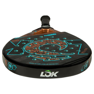 Bovenaanzicht van het Lok Maxx Flow 2 met wit LOK-logo en turquoise lijnen op de framerand