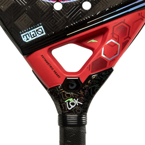 Detail van het rode hart van het Lok Maxx Hype 2 met zeshoek en Generation Two