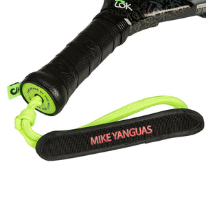 Close-up van de zwarte grip en limegroene polsband met opdruk Mike Yanguas