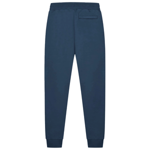 Achterkant van de donkerblauwe Malelions Sport Logo Sweatpants met paspelzak op de zitting