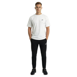 Model draagt het witte Malelions Sport T-shirt met zwarte broek