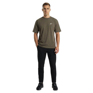 Model draagt het olijfbruine Malelions Sport T-shirt met zwarte broek