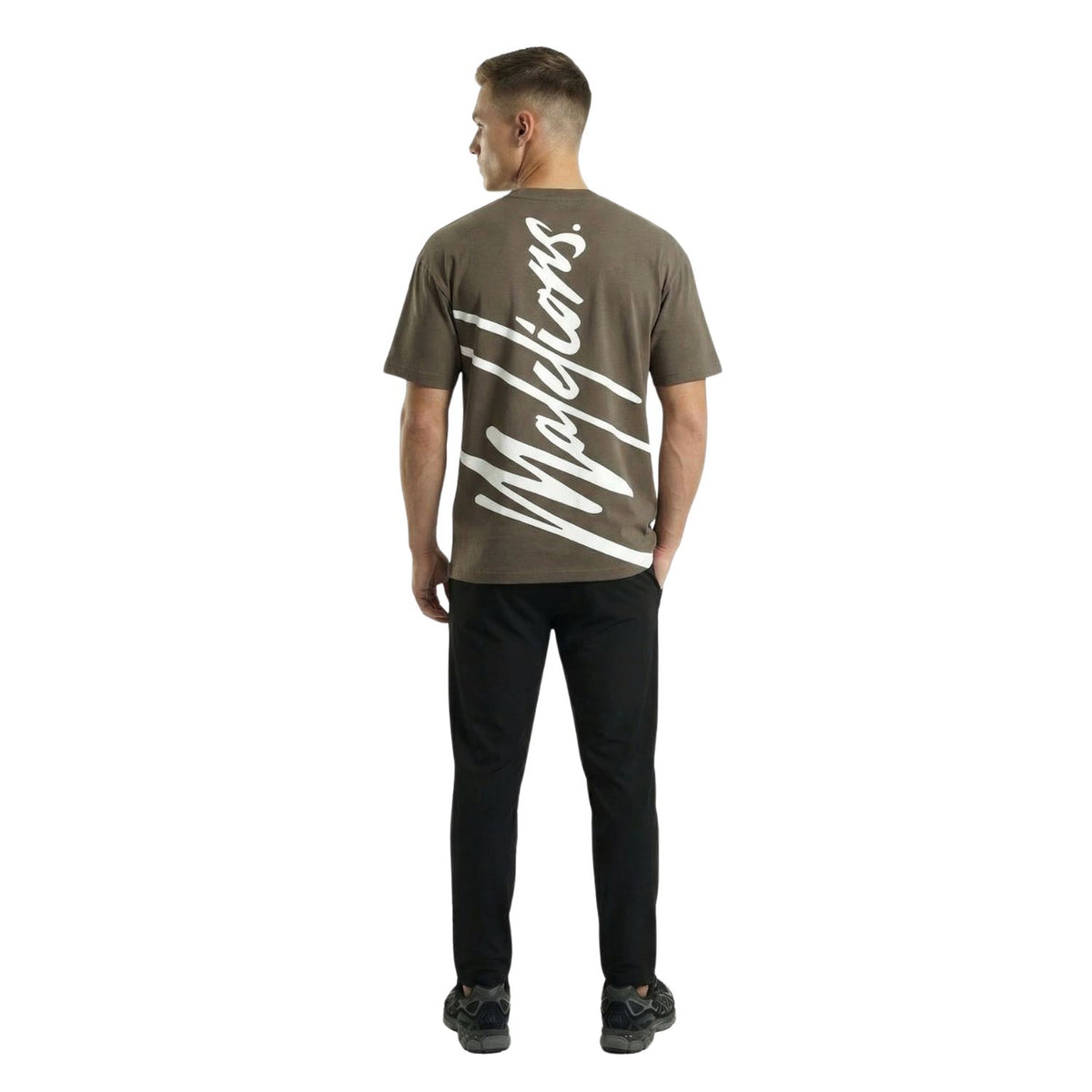 Model van achteren in het olijfbruine Malelions Sport T-shirt met rugprint