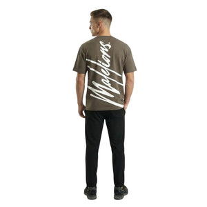 Model van achteren in het olijfbruine Malelions Sport T-shirt met rugprint