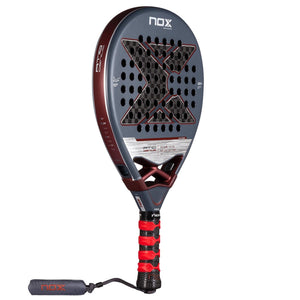 NOX AT10 Genius 12K padelracket schuin vooraanzicht, druppelvorm in grijs met bordeaux