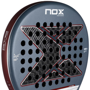 Close-up van het grijze slagvlak van de NOX AT10 Genius 12K met rood X-motief
