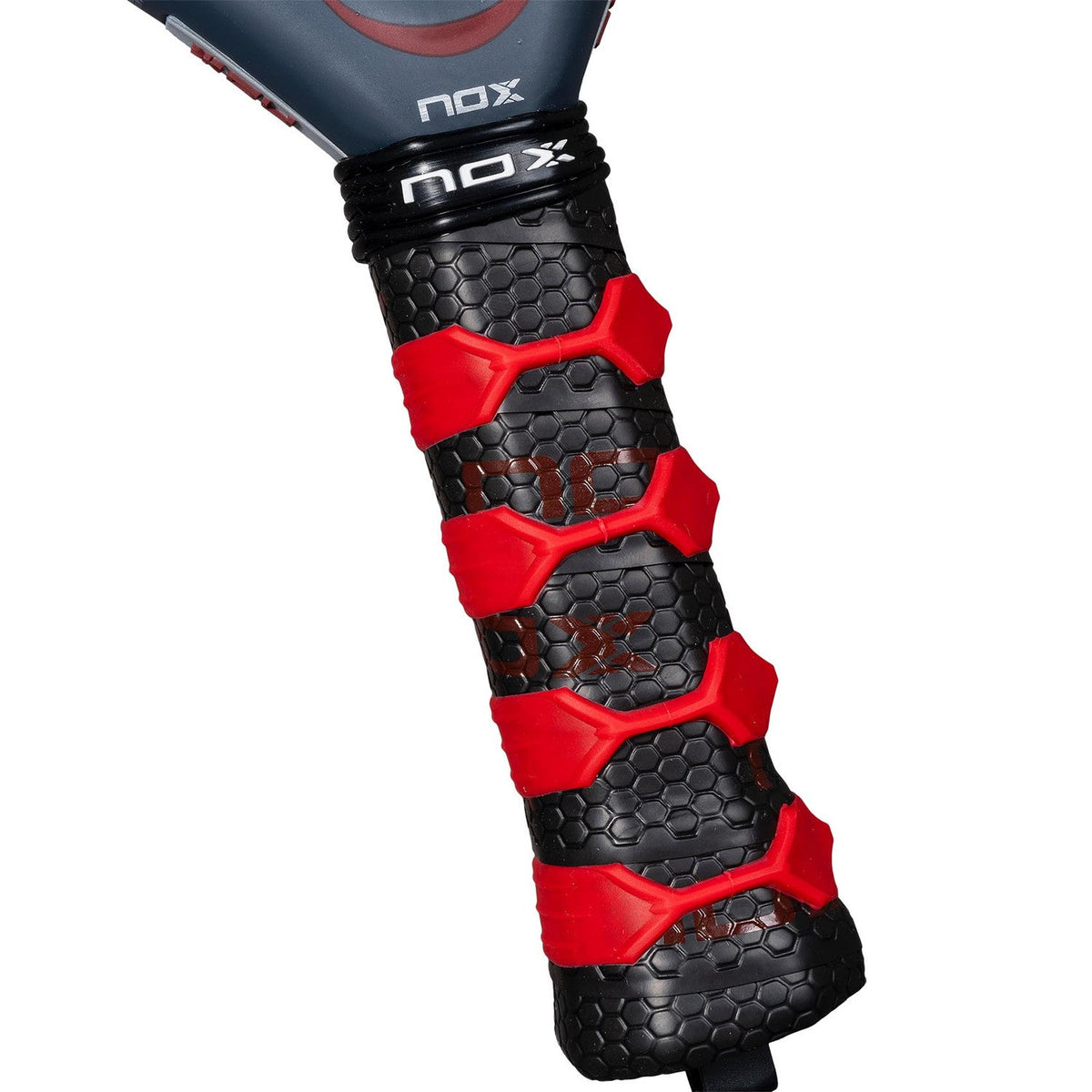 Close-up van de rood met zwarte grip van het NOX AT10 Genius 12K padelracket