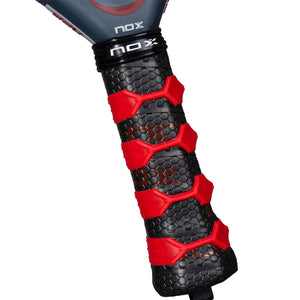 Close-up van de rood met zwarte grip van het NOX AT10 Genius 12K padelracket