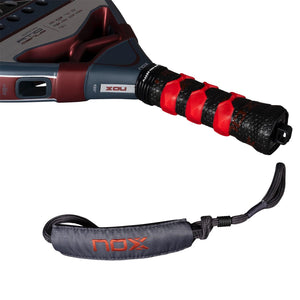 Close-up van de grip en grijze polsband met nox-logo van de AT10 Genius 12K