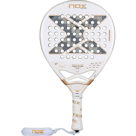 NOX AT10 Genius 12K Xtrem 2026 padelracket in wit met goud, vooraanzicht met polsband