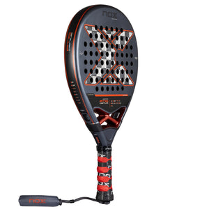 NOX AT10 Genius 18K padelracket schuin vooraanzicht, druppelvorm in grijs met oranje