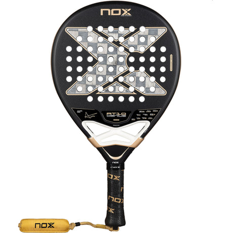 NOX AT10 Genius 18K 2026 padelracket in zwart met goud, vooraanzicht met polsband