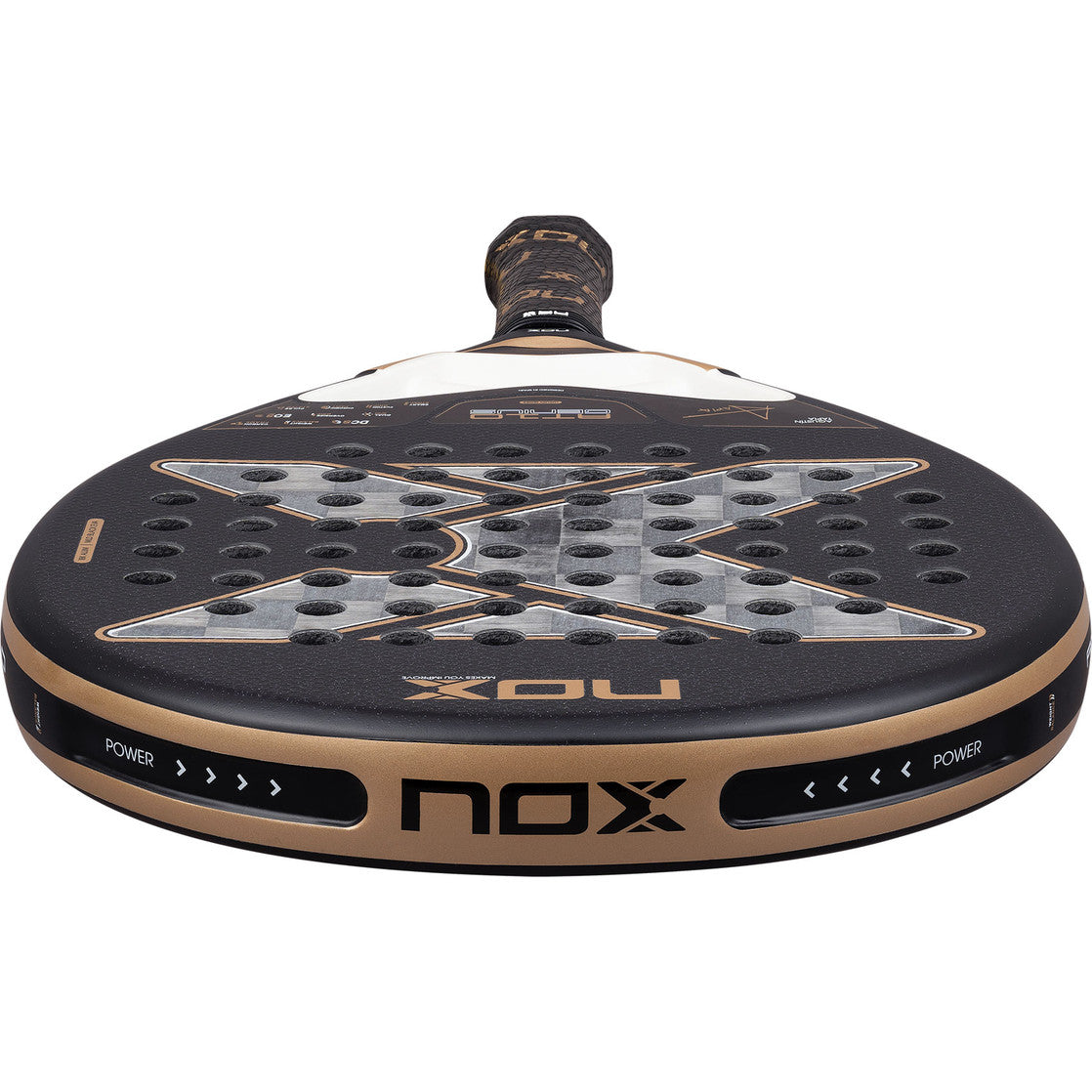 Bovenaanzicht van de NOX AT10 Genius 18K 2026 met gouden framerand en nox-logo
