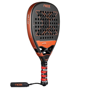 NOX AT10 Genius Attack 12K padelracket schuin vooraanzicht, diamantvorm in grijs