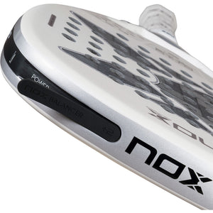 Detail van de witte framerand met nox-wordmark van de At10 Genius Attack 12K Xtrem
