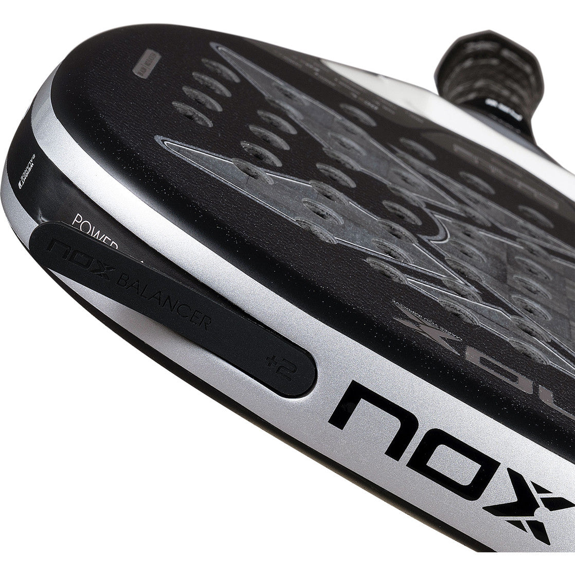 Detail van de zilveren framerand met nox-wordmark van de At10 Genius Attack 18K