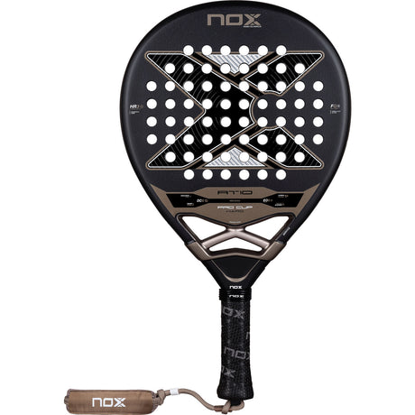 NOX At10 Pro Cup Hard 2026 padelracket in zwart met brons, vooraanzicht met polsband