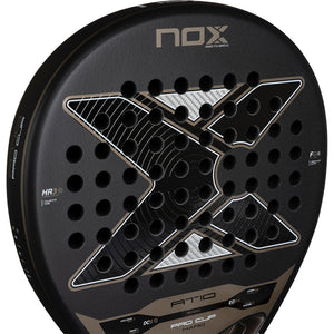 Close-up van het slagvlak van de NOX At10 Pro Cup Hard 2026 met kruisdessin