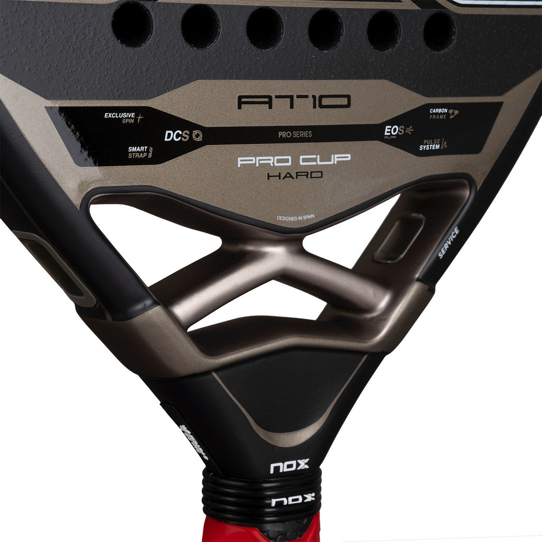 Detail van het bronzen hart van de NOX At10 Pro Cup Hard 2026