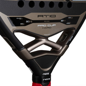 Detail van het bronzen hart van de NOX At10 Pro Cup Hard 2026