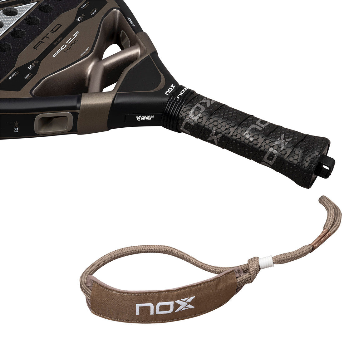 Close-up van de grip en bronzen nox-polsband van de At10 Pro Cup Hard 2026