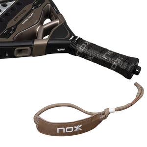 Close-up van de grip en bronzen nox-polsband van de At10 Pro Cup Hard 2026