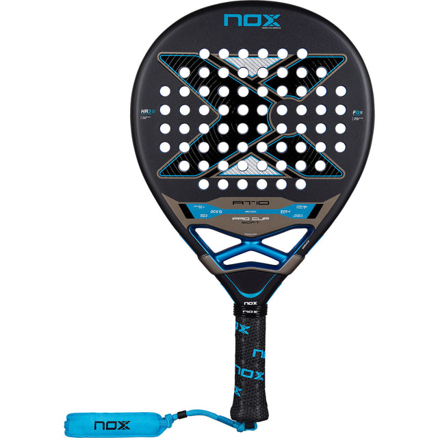 NOX At10 Pro Cup Soft 2026 padelracket in zwart met blauw, vooraanzicht met polsband