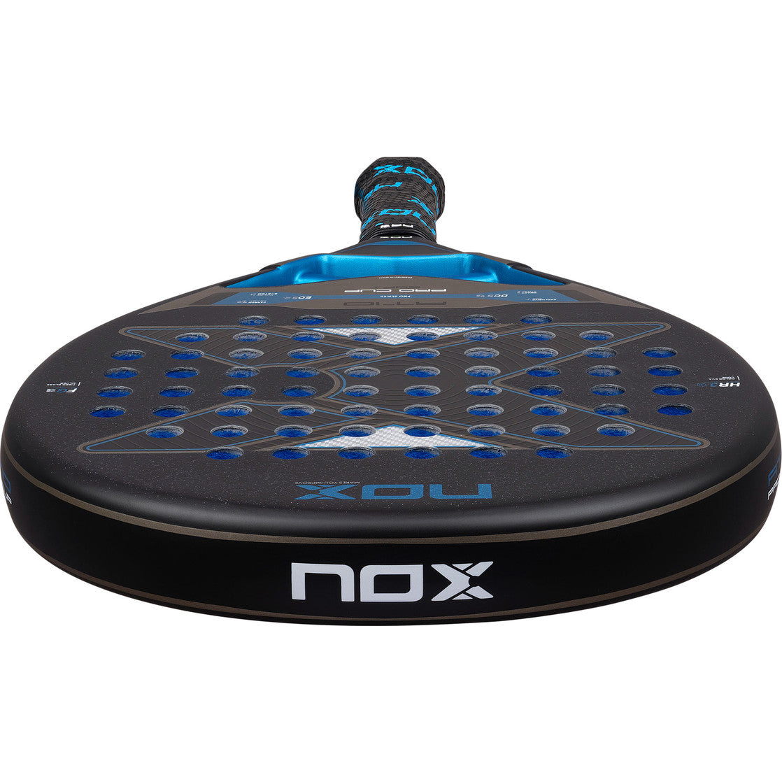 Bovenaanzicht van de NOX At10 Pro Cup Soft 2026 met blauwe gaten in het slagvlak
