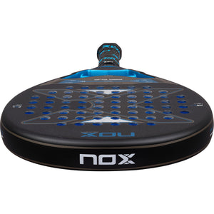 Bovenaanzicht van de NOX At10 Pro Cup Soft 2026 met blauwe gaten in het slagvlak