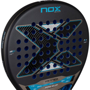 Close-up van het slagvlak van de NOX At10 Pro Cup Soft 2026 met blauw kruisdessin