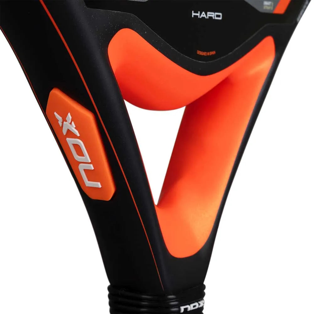 Close-up van het oranje hart van de NOX Equation Hard Advanced 2026