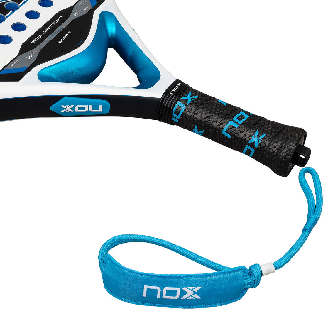 Close-up van de grip en blauwe nox-polsband van de Equation Soft Advanced 2026