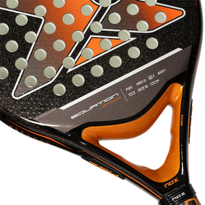 Detail van het oranje hart van de NOX Equation WPT Advanced Series 24