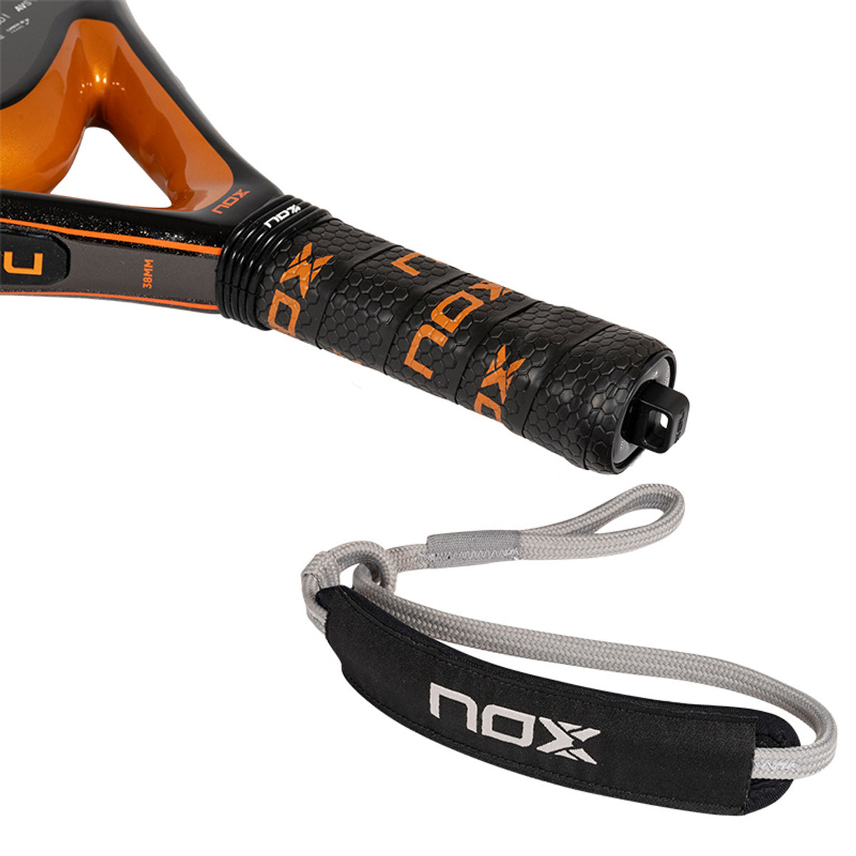 Close-up van de grip en nox-polsband van de Equation WPT Advanced Series 24