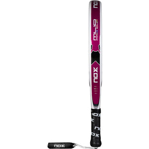 Zijaanzicht van de NOX ML10 Pro Cup Light 2025 met roze framerand