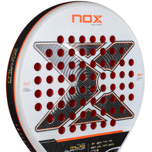 Close-up van het witte slagvlak van de NOX ML10 Quantum 3K met donkerrode noppen