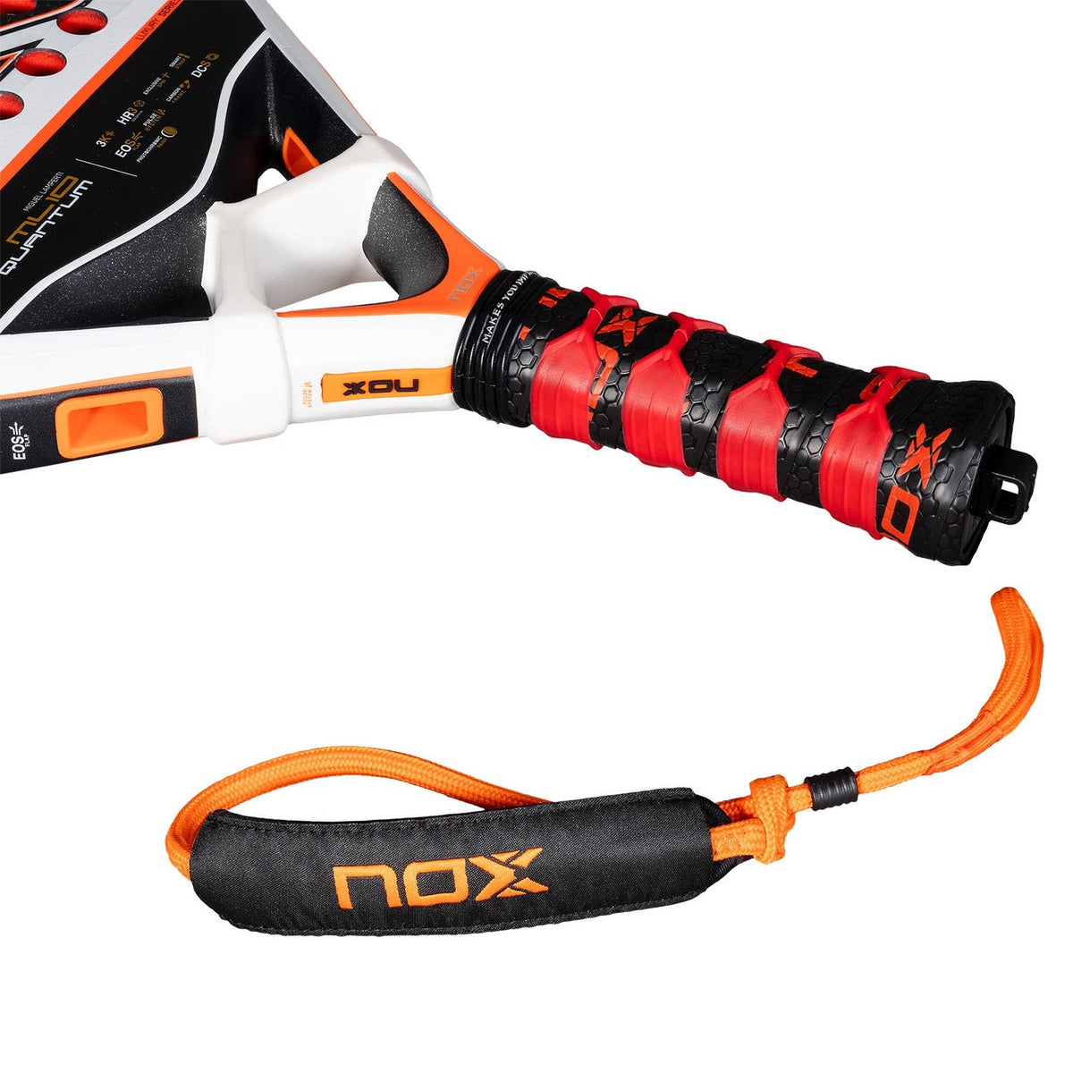 Close-up van de rode grip en oranje polsband met nox-logo van de ML10 Quantum 3K