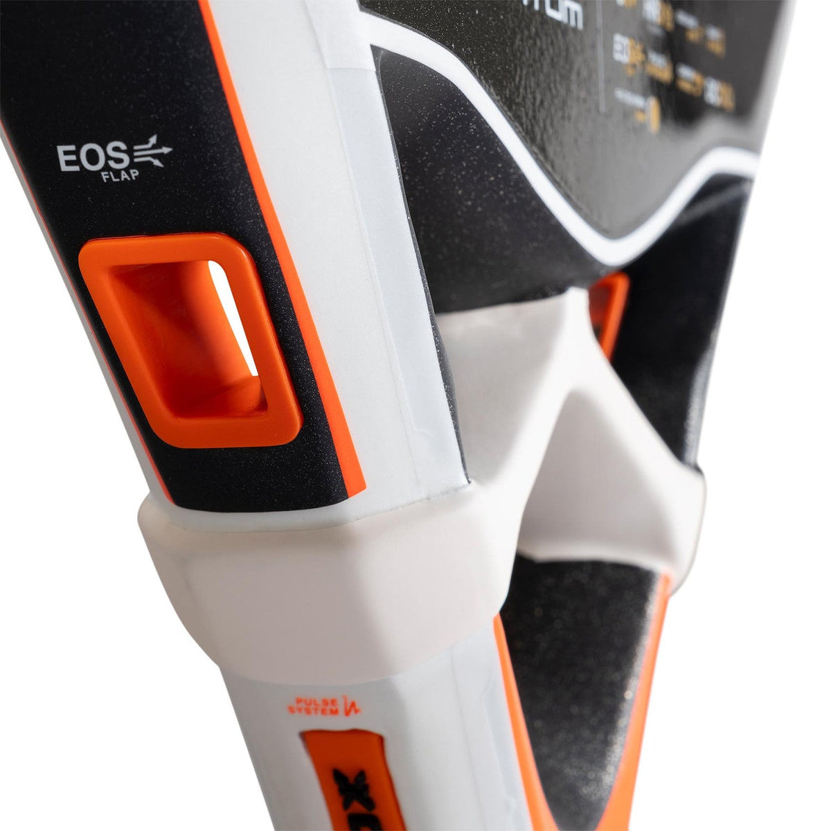 Detail van het witte hart van de NOX ML10 Quantum 3K met oranje inzet en EOS-logo