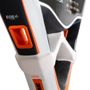 Detail van het witte hart van de NOX ML10 Quantum 3K met oranje inzet en EOS-logo