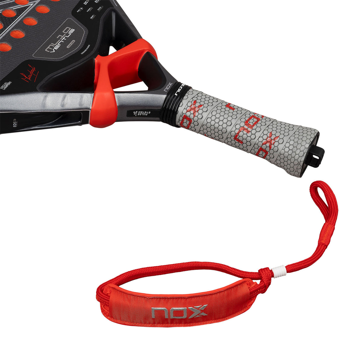 Close-up van de grip en rode nox-polsband van de ML10 Ventus Control 3k 2026