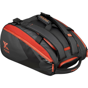 Zijaanzicht van de zwarte Nox Luxury Open Series racketbag met rode zijpanelen en X-logo