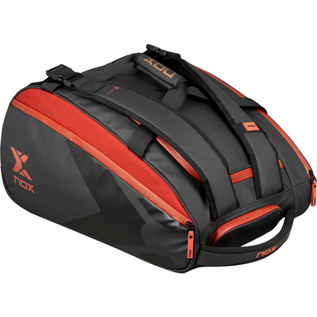 Zijaanzicht van de zwarte Nox Luxury Open Series racketbag met rode zijpanelen en X-logo