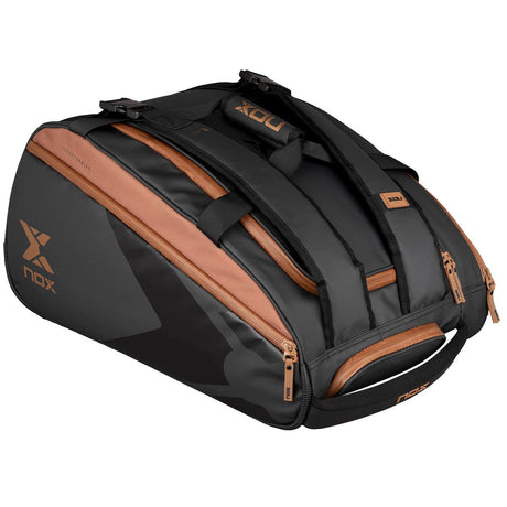 Zijaanzicht van de zwarte Nox Luxury Open Series racketbag met cognacbruine accenten