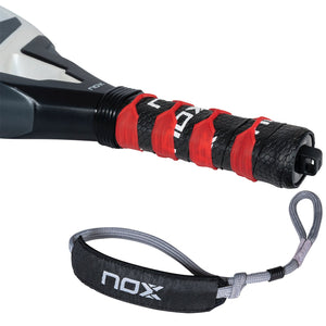 Close-up van de rood met zwarte grip en grijze polsband van de NOX Vk10