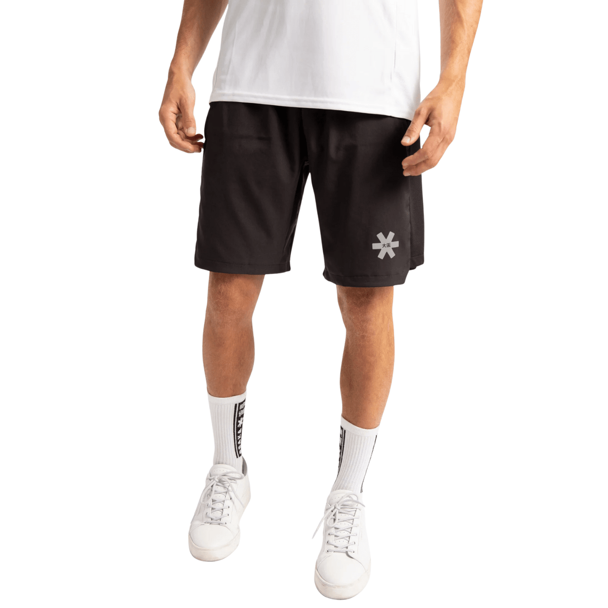 Model draagt de zwarte Osaka Men Training Short met wit T-shirt en witte sneakers