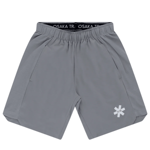 Vooraanzicht van de grijze Osaka Men Training Short met bedrukte elastische tailleband