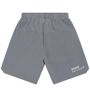 Achterkant van de grijze Osaka Men Training Short met OSAKA-opdruk op de linkerpijp