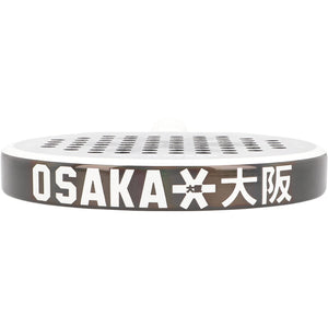Close-up van de zwarte framerand van de Osaka Pro Tour LTD Control met OSAKA-logo