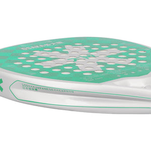 Close-up van het mintgroene slagvlak van de Osaka Pro Tour Power Aquatic Awe