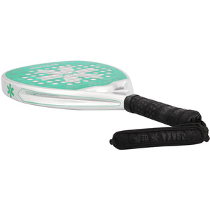 Osaka Pro Tour Power Aquatic Awe liggend met zwarte grip en polsband, schuin aanzicht